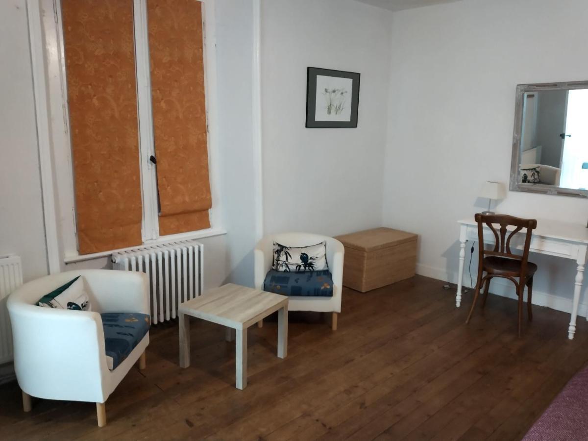Le Voltaire Bed & Breakfast Airvault Екстериор снимка