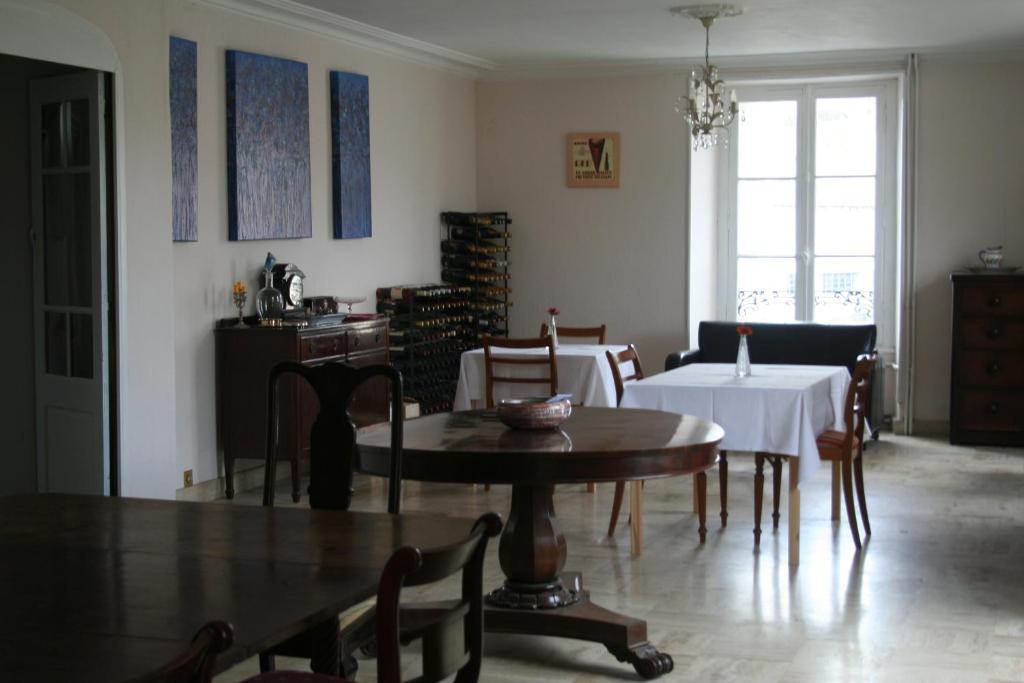 Le Voltaire Bed & Breakfast Airvault Екстериор снимка