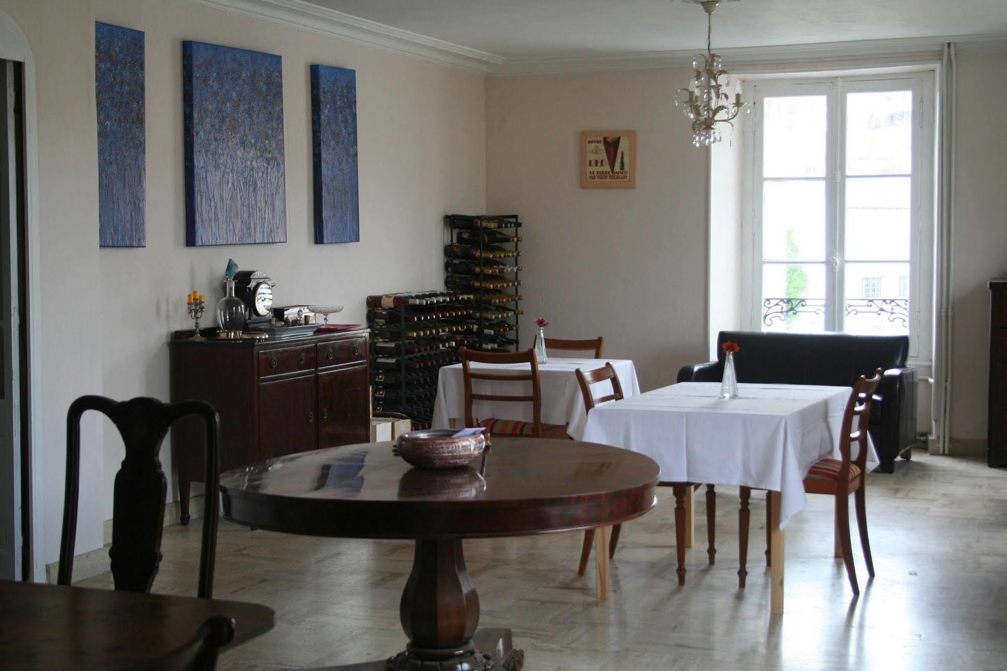 Le Voltaire Bed & Breakfast Airvault Екстериор снимка